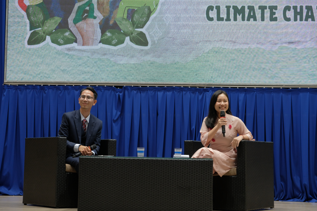  Anh Trần Giang và chị Nguyễn Minh Huyền mong muốn nâng cao nhận thức của sinh viên về vấn đề biến đổi khí hậu toàn cầu - Ảnh: Phương Khanh 
