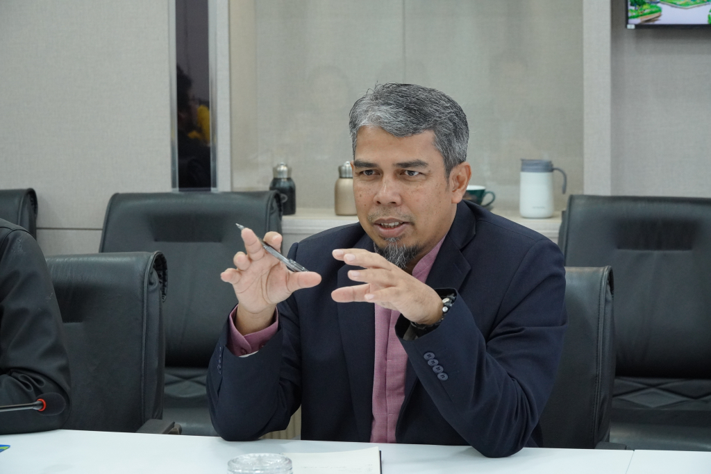 TS. Md Noor Hussin trao đổi với Nhà trường về việc tổ chức chương trình ICESCON lần thứ 11 - Ảnh: QUỲNH NHƯ