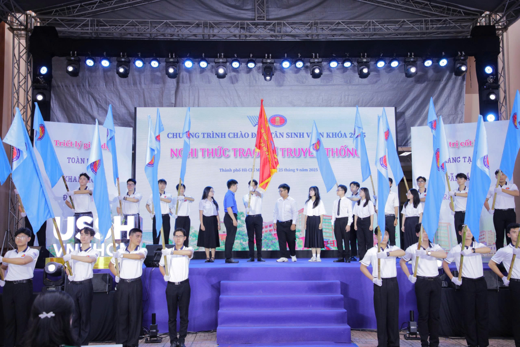 Nghi thức trao cờ truyền thống - trao truyền tiếp nối sức trẻ Nhân văn - Ảnh: CLB TRUYỀN THÔNG INFO PLUS