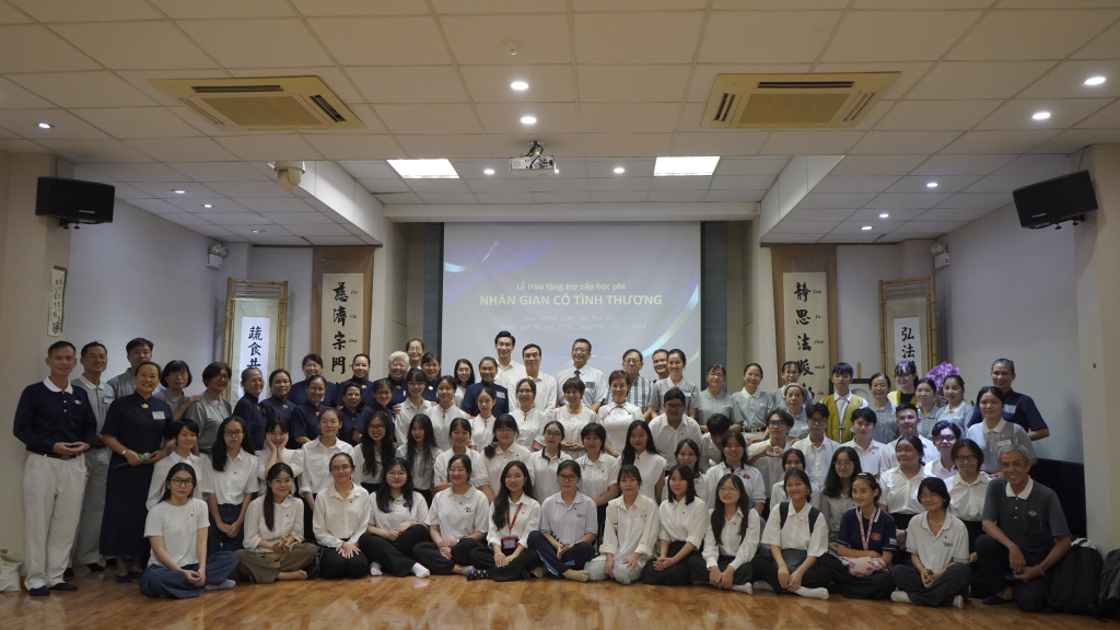 Người tham gia chụp ảnh kỷ niệm cuối chương trình - Ảnh: Phạm Trí