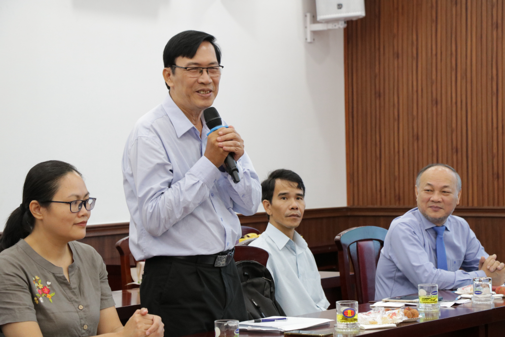 PGS.TS Nguyễn Hữu Hiếu - Giảng viên cao cấp, Khoa Văn học chia sẻ những kỷ niệm đáng nhớ trong quá trình công tác tại trường - Ảnh: Mỹ Hân 