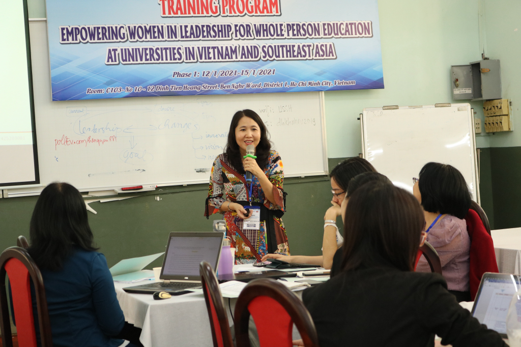 . Diễn giả Nguyễn Duy Mộng Hà - Cán bộ trường ĐH KHXH&NV, ĐHQG-HCM  trình bày bài giảng về quản lý thay đổi trong nâng cao năng lực lãnh đạo của lãnh đạo nữ trong Giáo dục toàn diện. Ảnh: Trần Đào