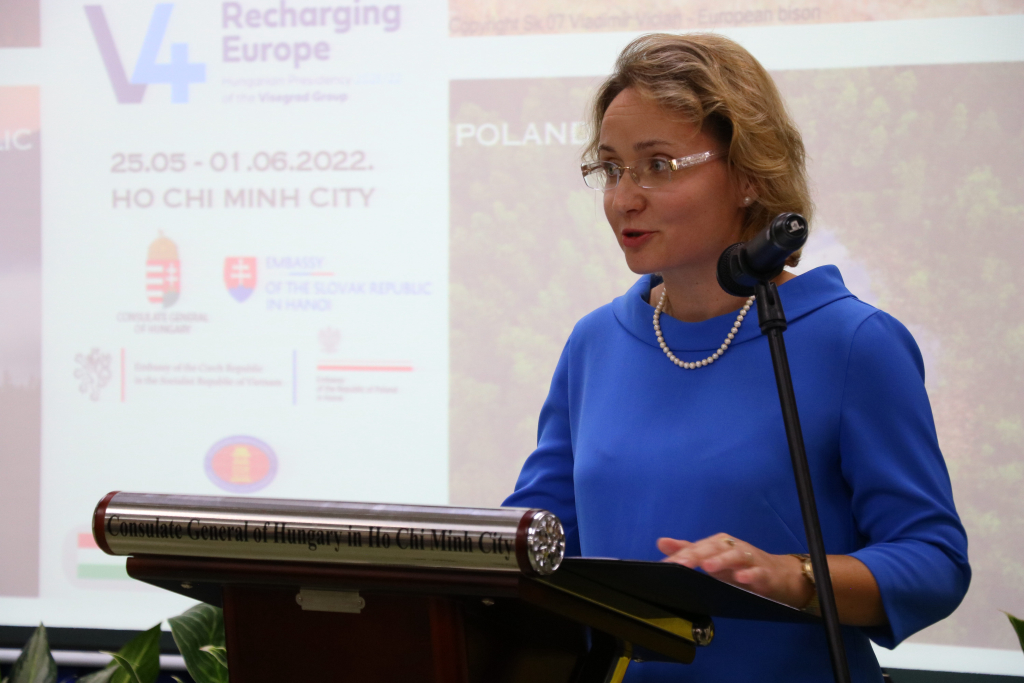 Bà Ivana Judiakova chia sẻ về Hiệp hội nhiếp ảnh hoang dã Slovakia - Ảnh: Tuyết Hồng