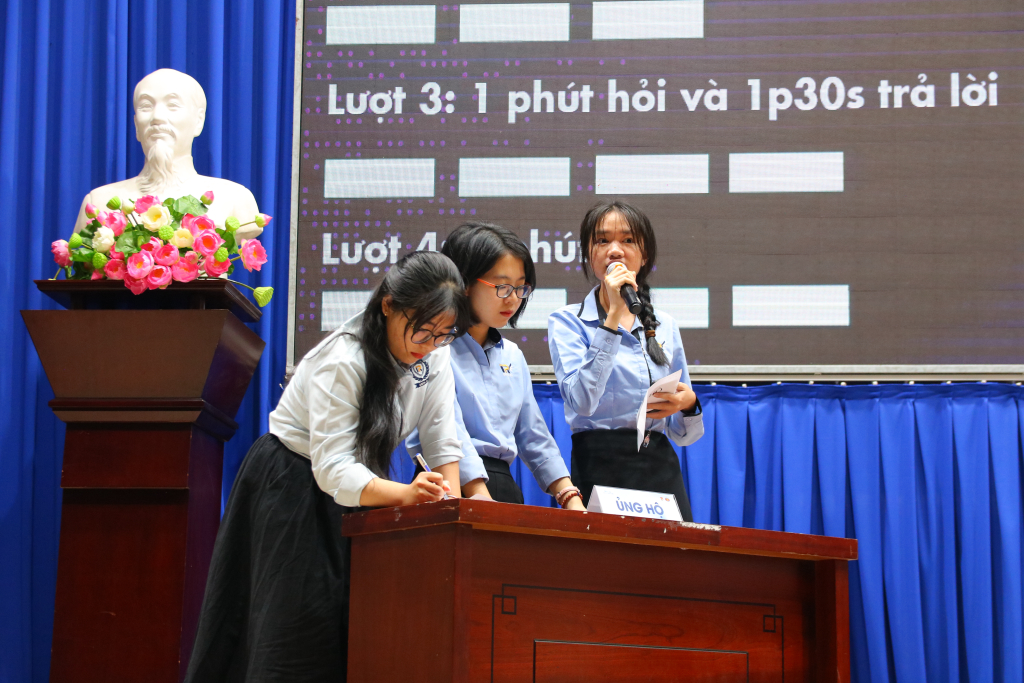 Các đội thi với phần trình bày bản lĩnh, sáng tạo và nhạy bén - Ảnh: Tiến Anh