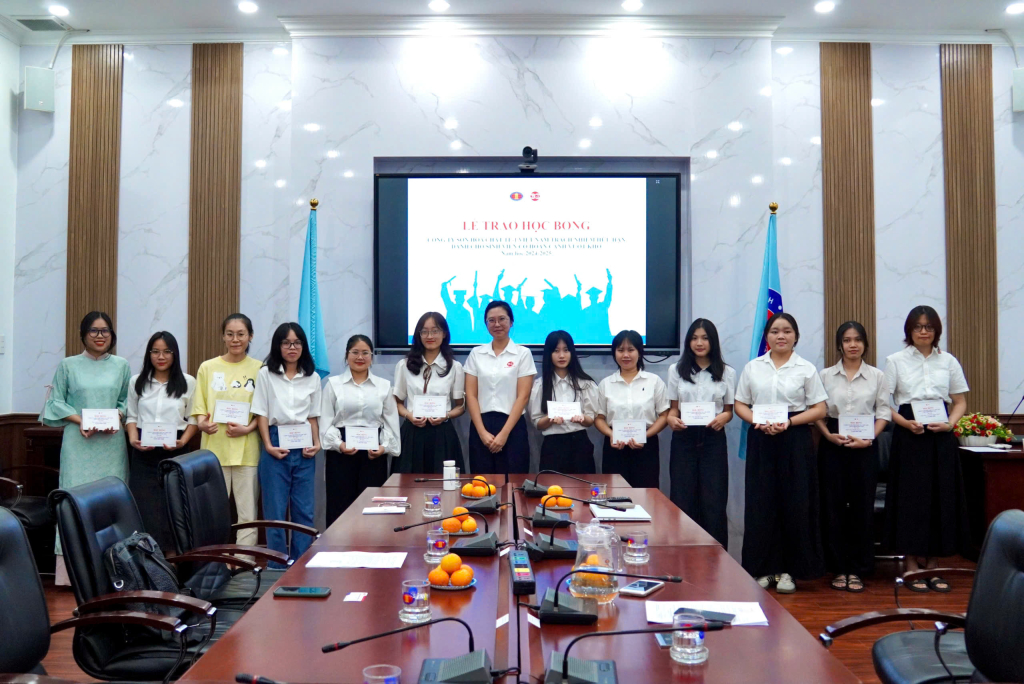 Bà Chen Yi Ting trao tặng những suất học bổng ý nghĩa, tiếp sức cho sinh viên Nhân văn trên hành trình tri thức - Ảnh: KHÁNH MY
