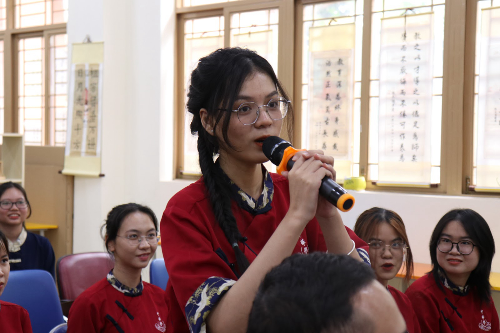 Sinh viên tham gia trò chơi năng nổ sôi động - Ảnh: Ngọc Hân