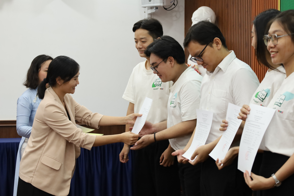 Đại diện Đài Truyền hình Việt Nam trao giấy chứng nhận cuộc thi cho các bạn thí sinh của Nhà trường - Ảnh: QUỲNH NHƯ