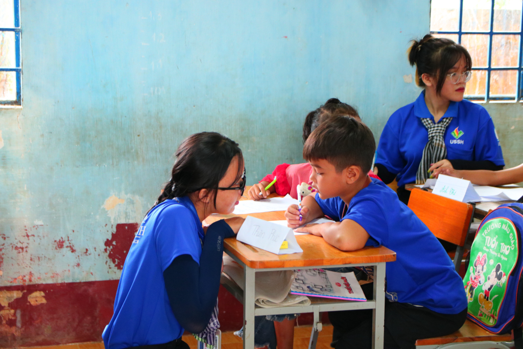 Bạn Đỗ Phương Khả Doanh luôn cố gắng nói chuyện để các bé thoải mái hơn - Ảnh: Huyền Linh 