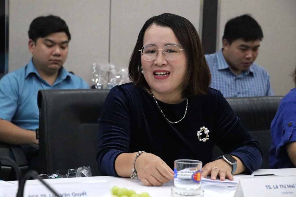 Bà Huỳnh Hoài Nam bày tỏ mong muốn đồng hành lâu dài với Nhà trường trong việc tổ chức những buổi hội thảo, trao đổi học thuật chuyên sâu - Ảnh: MỸ HƯỜNG