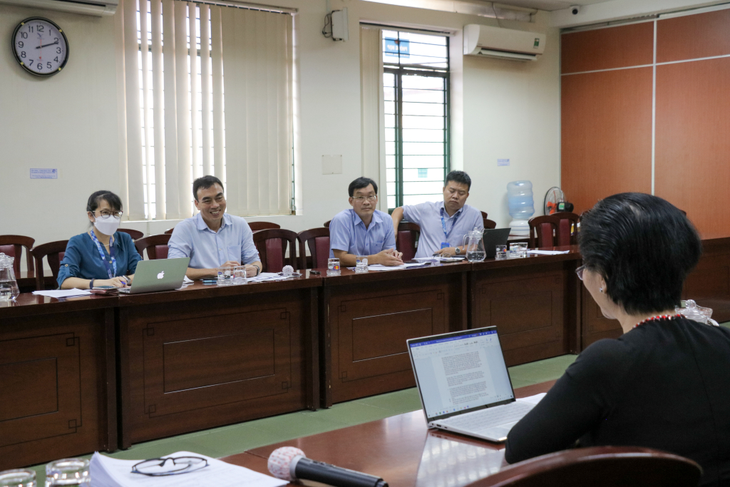 BGH, Trưởng phòng tổ chức và Trưởng phòng tài chính trao đổi cùng nhóm cộng tác dự án PHER - Ảnh: Tuyết Hồng