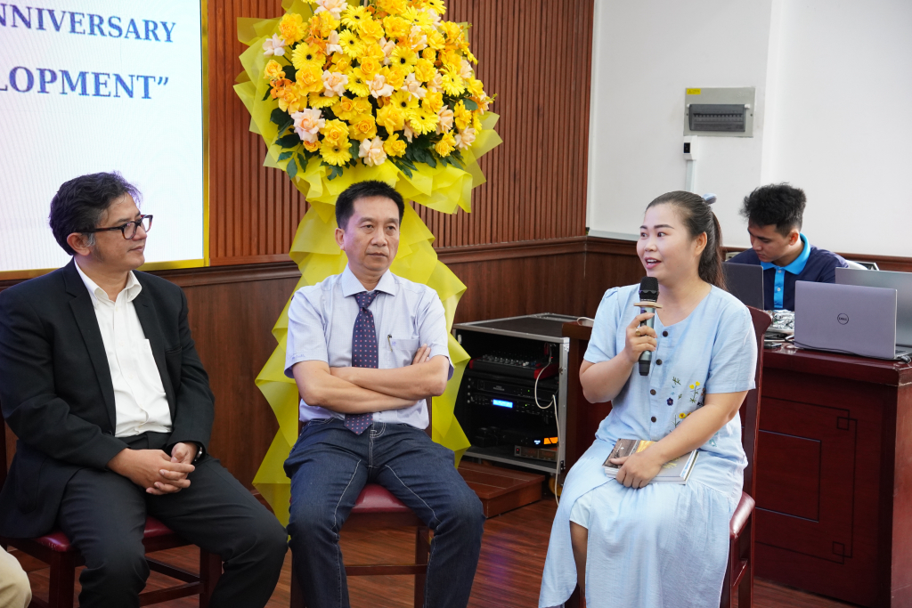 ThS. Nguyễn Thị Thu Hiền chia sẻ rằng A.I có thể hỗ trợ phân tích, kết nối, nhưng không thể thay thế sự thấu cảm và trải nghiệm thực tế của người làm Công tác Xã hội– Ảnh: THANH HẢI