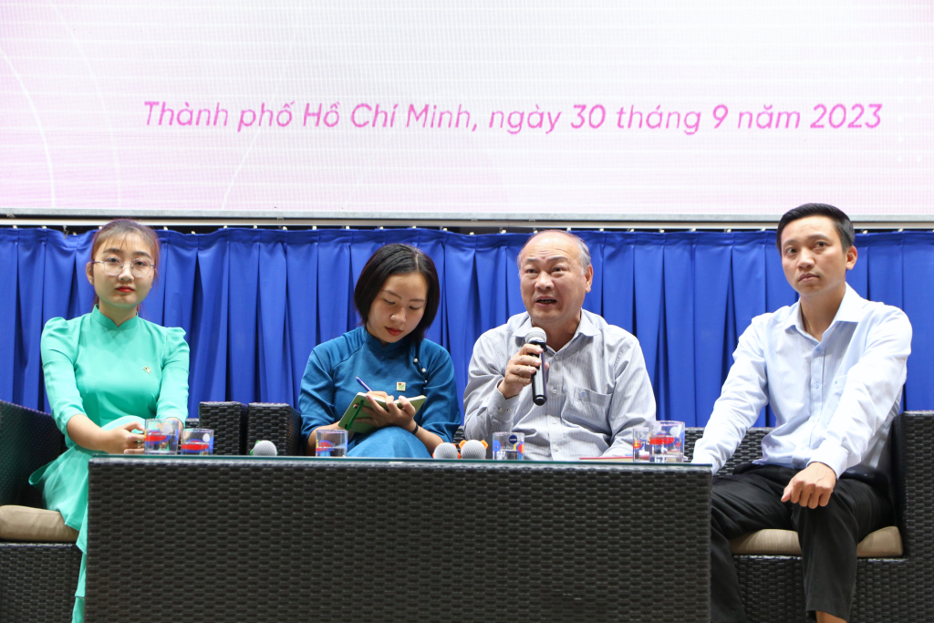 TS. Phan Thanh Định hy vọng các bạn sinh viên trong Nhà trường sẽ phấn đấu để phục vụ đất nước - Ảnh: Phạm Trí