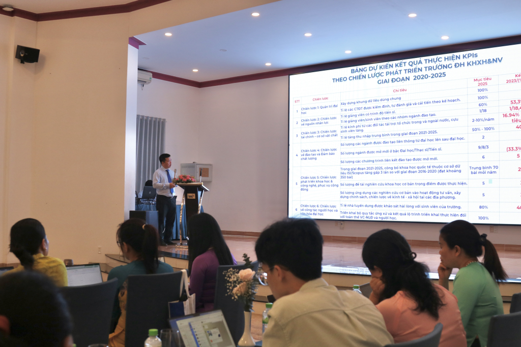 TS. Phạm Thanh Duy trình bày bảng dự kiến kết quả thực hiện KPIs theo chiến lược phát triển của Trường ĐH KHXH&NV - Ảnh: Hồng Ngân