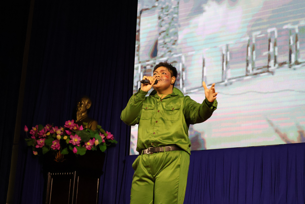 Thí sinh Lê Tuấn Kiệt, khoa Du lịch, trình bày ca khúc “Còn gì đẹp hơn” trong phần thi Chào sân - Ảnh: KHÁNH BĂNG 