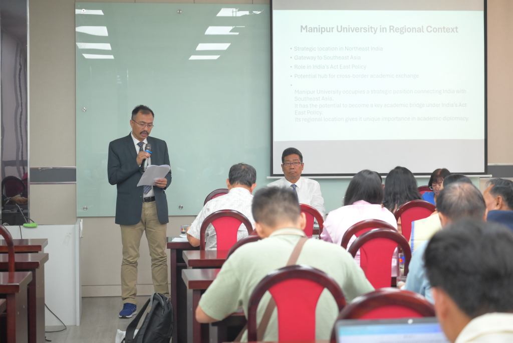 GS. Moirangthem Premjit Singh trình bày về vai trò của ngoại giao học thuật trong kết nối liên khu vực - Ảnh: HẠNH NGUYÊN