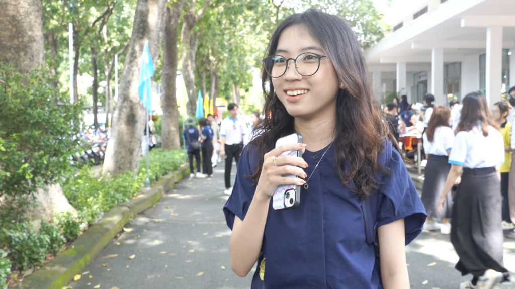 Bạn Nguyễn Ngọc Thúy Vi chia sẻ cảm xúc về ngày đầu nhập học của mình - Ảnh: CLB Truyền thông Info Plus