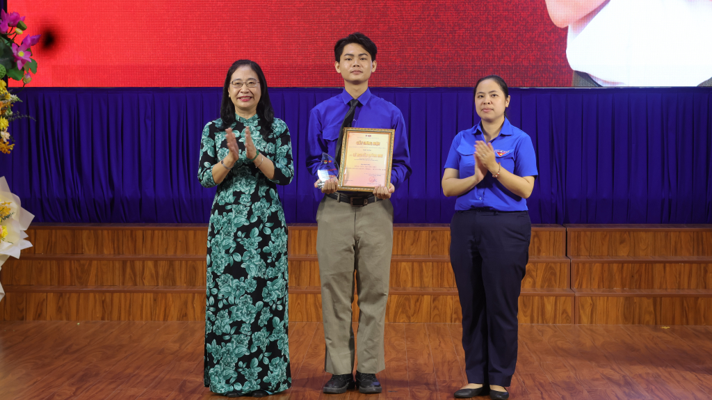 Các Đảng viên trẻ tiêu biểu đã được vinh danh nhờ những thành tích xuất sắc trong công tác Đoàn và học tập - Ảnh: NGUYỄN MINH THƯ