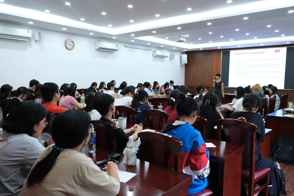 Chương trình nhận được sự quan tâm của đông đảo sinh viên - Ảnh: Hương Mỹ