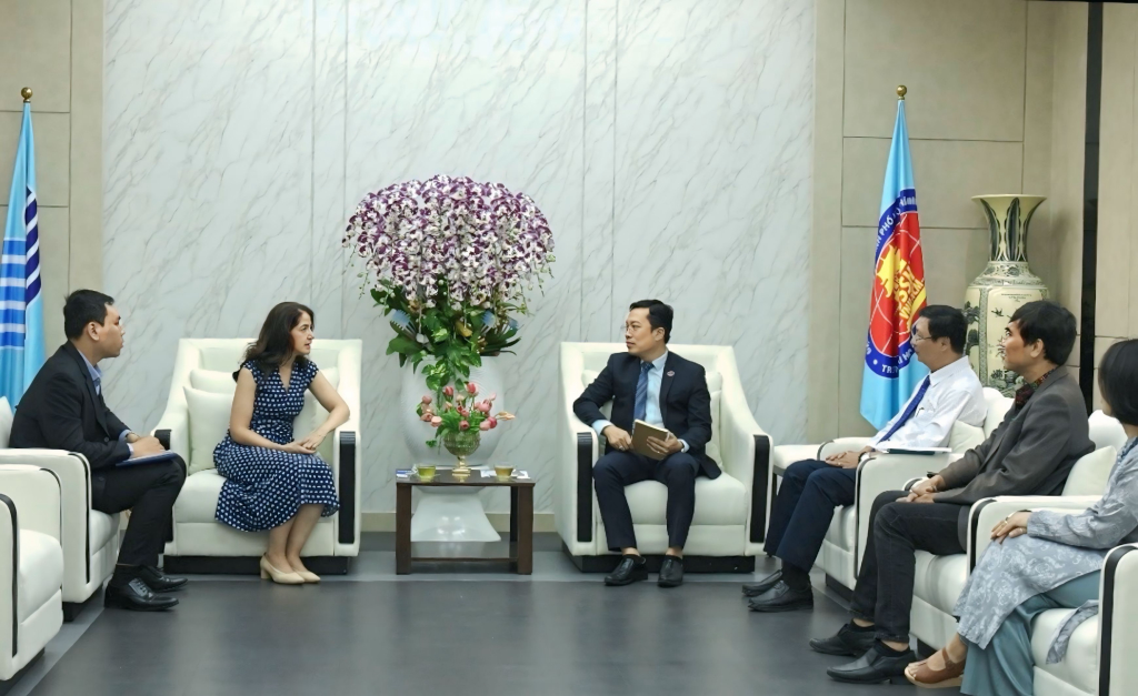 Bà Camila María Polo Flórez, thảo luận về chương trình trao đổi giáo viên và hợp tác văn hóa giữa hai nước từ năm 2026 - ẢNH: MINH KHÔI