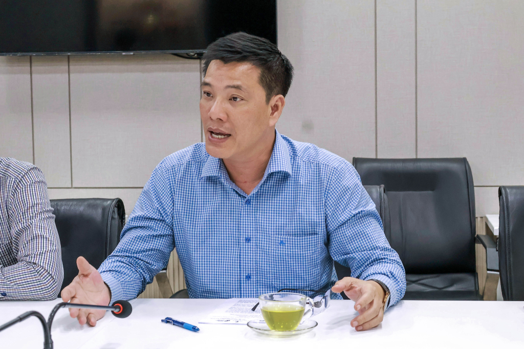 PGS.TS Lưu Văn Quyết trình bày về điểm mạnh và hạn chế khi sinh viên trường quyết định khởi nghiệp - Ảnh: KHÁNH BĂNG