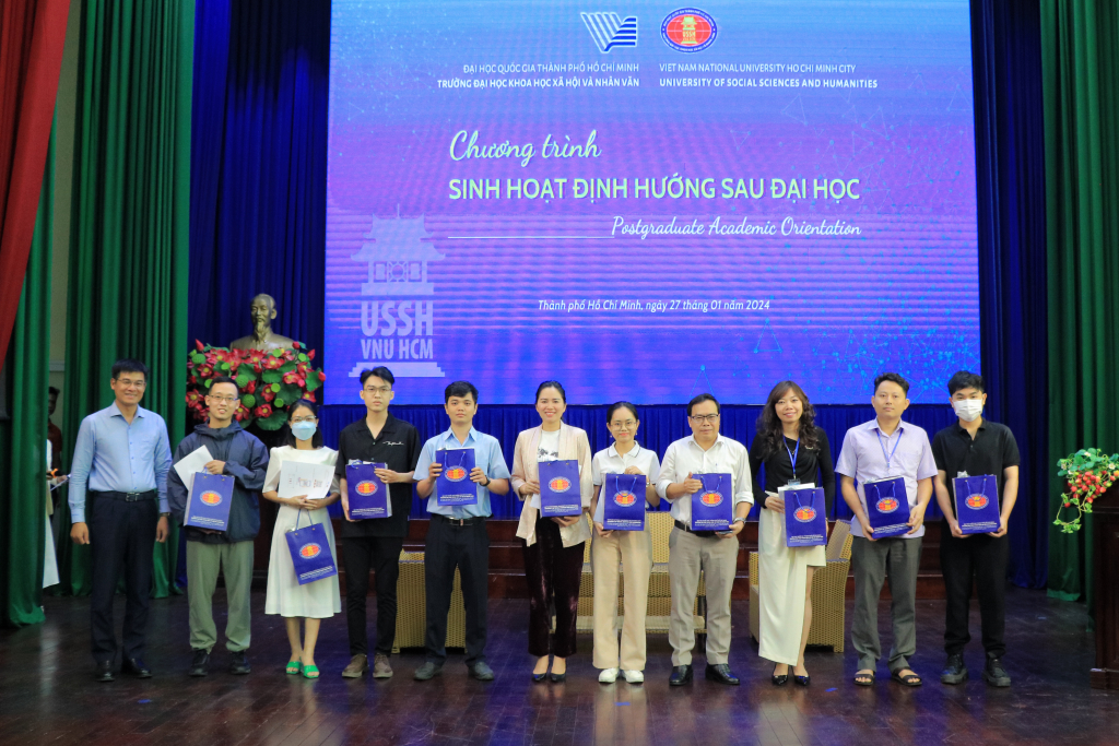 Mỗi phần quà bao gồm túi vải canvas, cây dù mang thương hiệu của Nhà trường - Ảnh: Trịnh Minh Phương