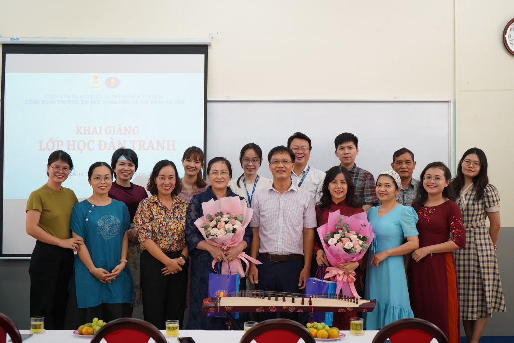 Toàn thể người tham dự chụp hình lưu niệm - Ảnh: Phạm Trí