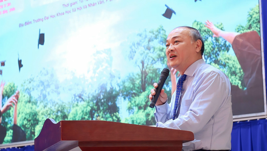 TS. Phan Thanh Định mong muốn Chư Ni sẽ tiếp tục đồng hành trong các dự án hỗ trợ sinh viên thời gian tới - Ảnh: Ngọa Kỳ