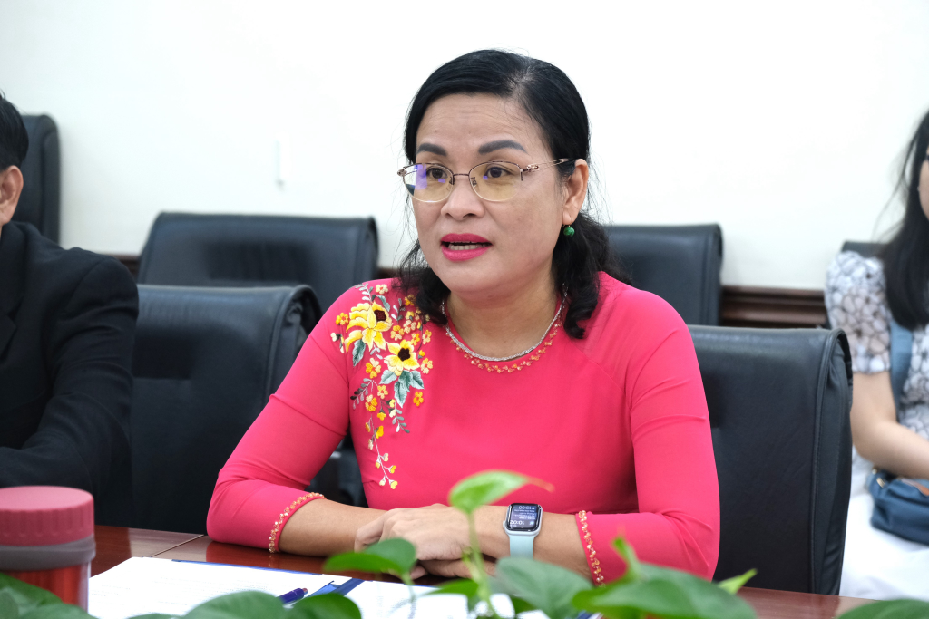 PGS.TS Ngô Thị Phương Lan đánh giá cao những đóng góp của ông Madan Mohan Sethi - Ảnh: Hương Mỹ