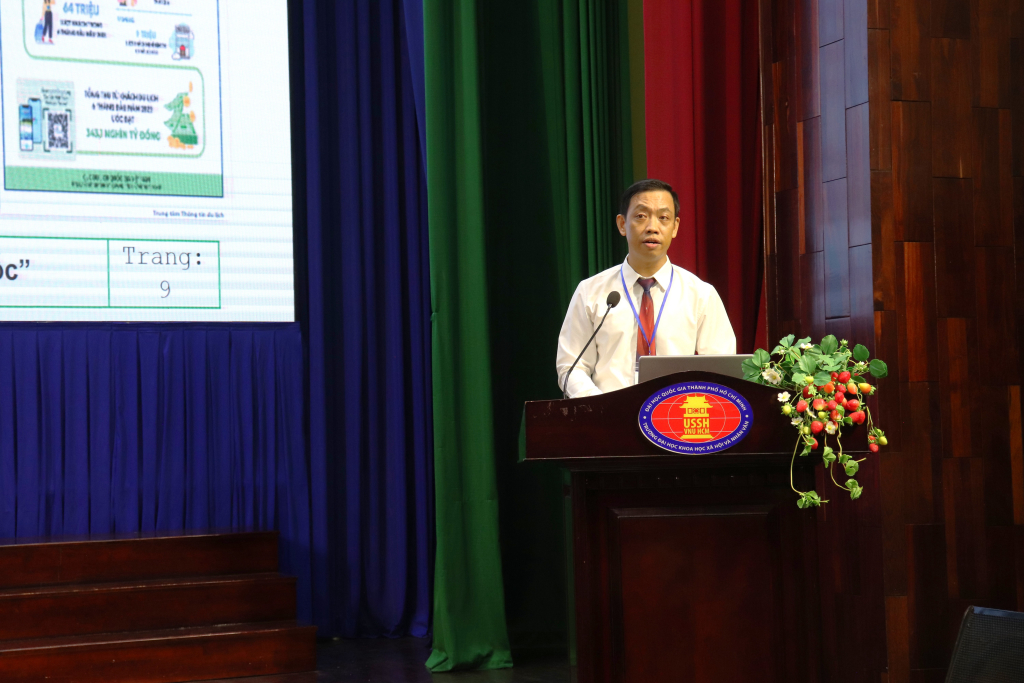ThS. Vũ Nhật Tân trình bày nghiên cứu “Công Nghiệp Văn Hóa Trong Phát Triển Loại Hình Du Lịch Ẩm Thực Tại Việt Nam” trong khuôn khổ tiểu ban 01 - Ảnh: Trần Huỳnh