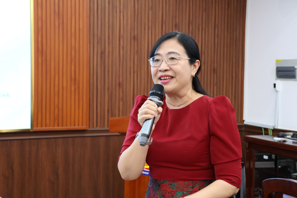 PGS.TS. Lê Thị Ngọc Điệp phát biểu về tính cấp thiết của đề án và động viên tinh thần các nhóm nghiên cứu - ẢNH: MỸ TUYẾT