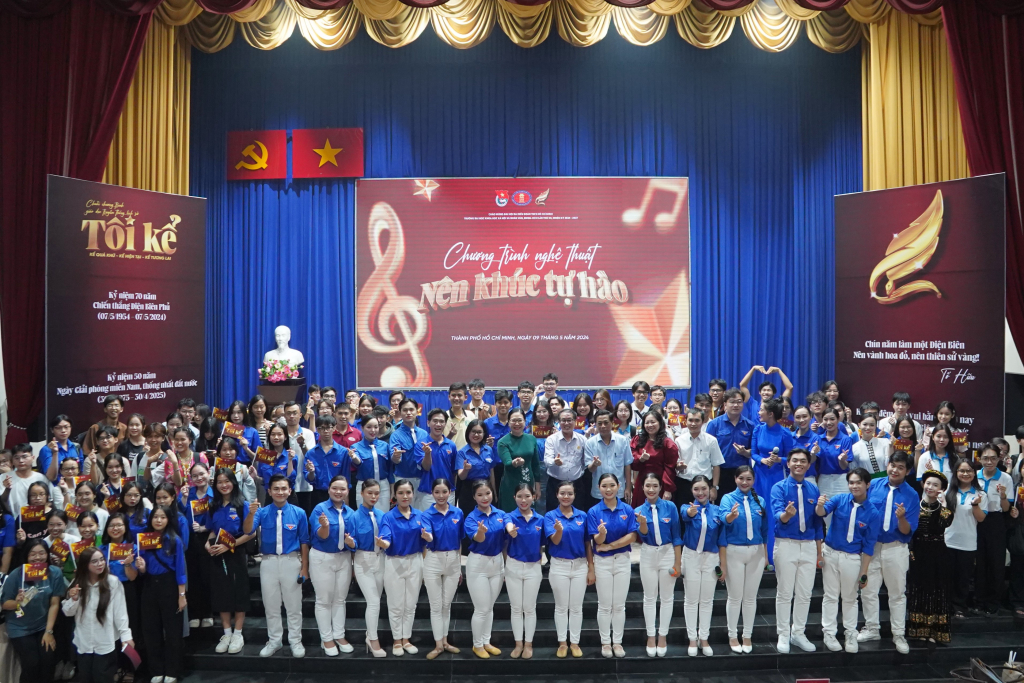 Người tham gia chương trình chụp hình lưu niệm - Ảnh: Phạm Trí 