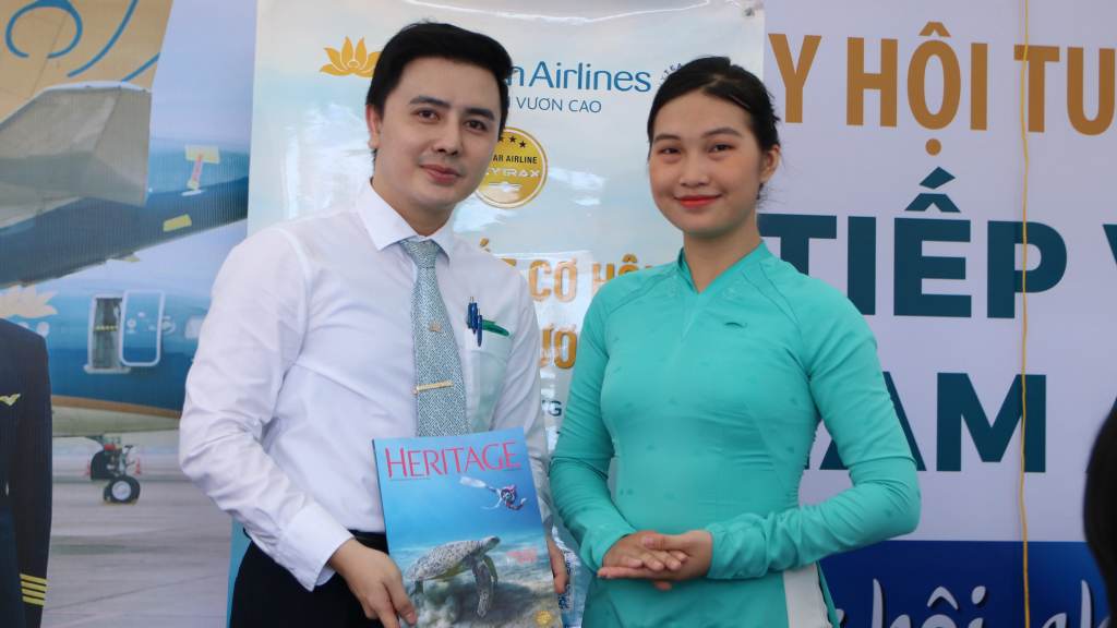  Sinh viên trải nghiệm trang điểm thành tiếp viên hàng không Vietnam Airlines - Ảnh: Thanh Bình 