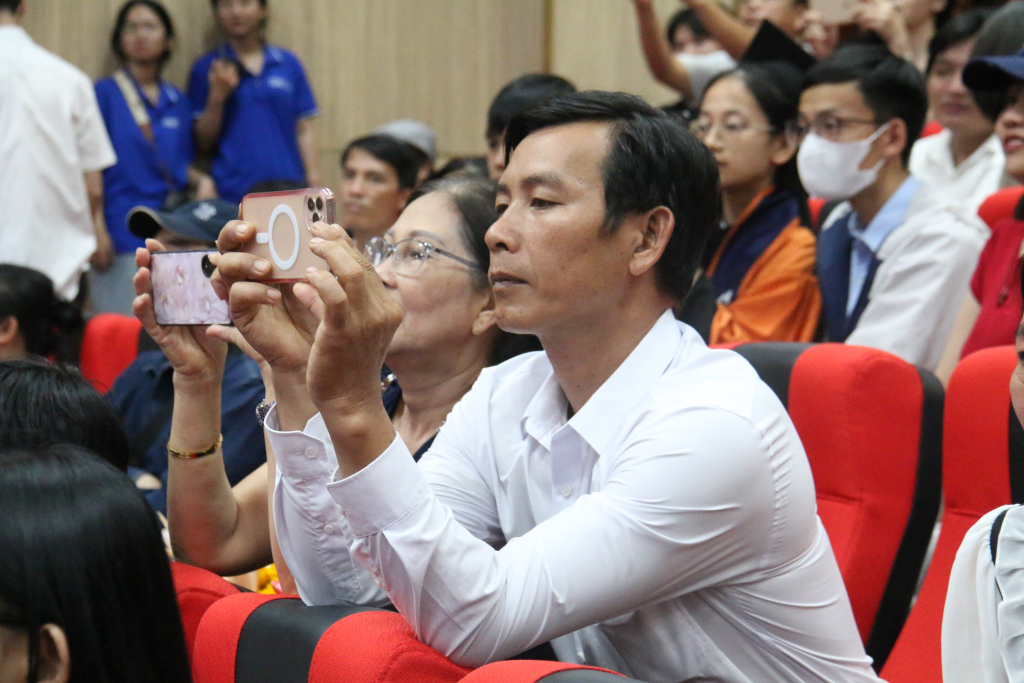 Phụ huynh Tân cử nhân luôn đồng hành, sát cánh cùng các bạn sinh viên, trở thành một động lực to lớn cho sinh viên cố gắng phát triển bản thân trong tương lai - Ảnh: NHƯ THẢO