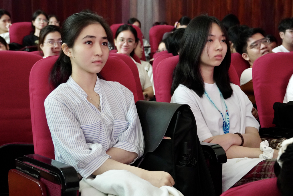 Khán giả chăm chú theo dõi bộ phim đầy lôi cuốn và hấp dẫn. Ảnh: KHÁNH MY