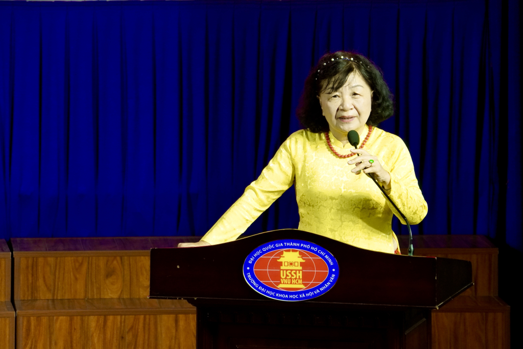 Bà Trần Hồng Dung chia sẻ về hành trình tri ân cùng các cựu chiến binh - Ảnh: KHÁNH MY