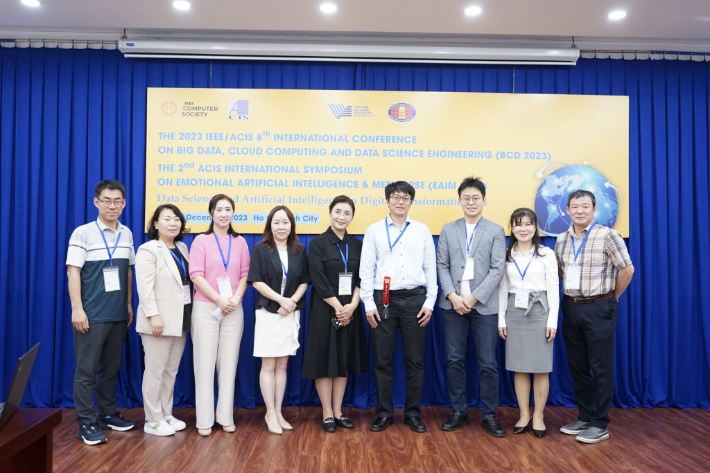 Các báo cáo viên chụp ảnh lưu niệm tại Phiên tiểu ban Virtual Reality Object Connection - Ảnh: Thiên Phúc