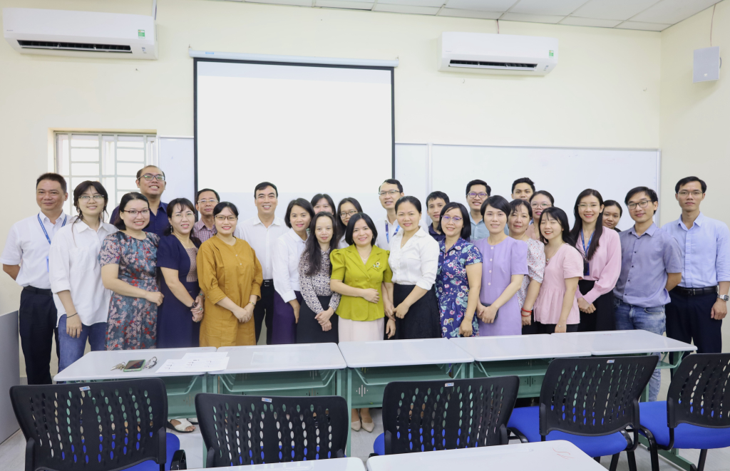 Ban Tổ chức và đội ngũ VC&NLĐ chụp ảnh tại buổi khai giảng chương trình bồi dưỡng - Ảnh: Thu Hương