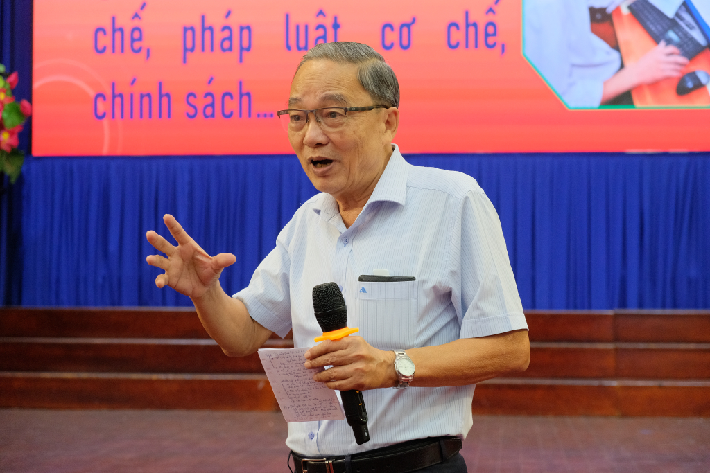 Trung tướng Phạm Văn Dỹ báo cáo tại Hội nghị - Ảnh: Huyền Linh