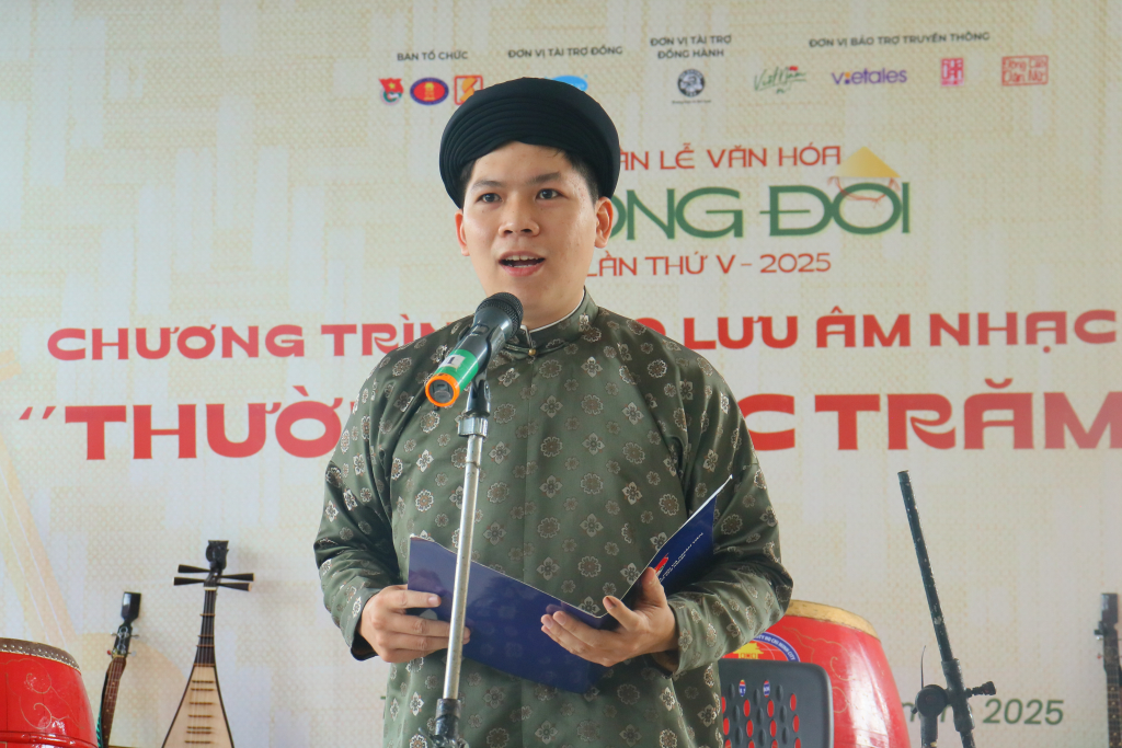 Đ/c Nguyễn Huỳnh Minh Phúc hi vọng Nhà trường sẽ tiếp tục hỗ trợ sinh viên tiếp cận với nhạc cụ dân tộc - Ảnh: YÊN NHIÊN
