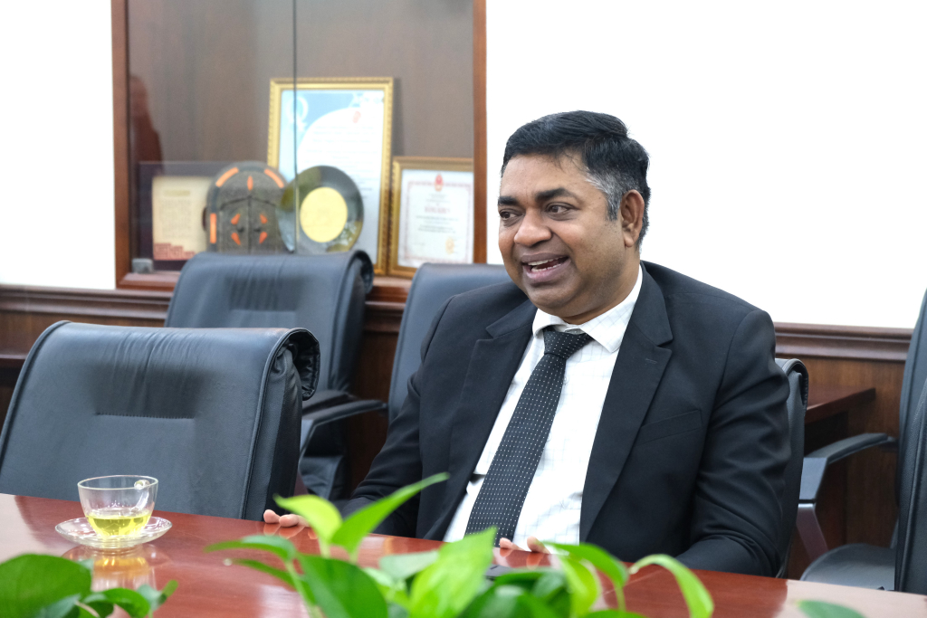 Ông Madan Mohan Sethi đã cùng Khoa Đông Phương học thực hiện nhiều chương trình có ý nghĩa - Ảnh: Hương Mỹ