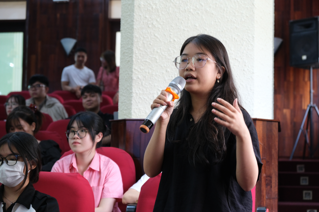 Tường Vy (sinh viên năm 3 - ngành Văn hóa học) rất quan tâm đến vấn đề phát triển bền vững - Ảnh: Hương Mỹ