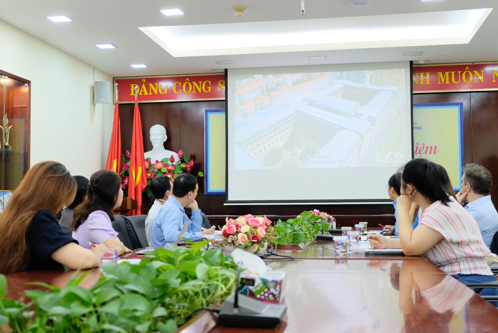 Hai bên cùng xem video giới thiệu Đại học Jean Moulin Lyon 3 - Ảnh: Huyền Linh