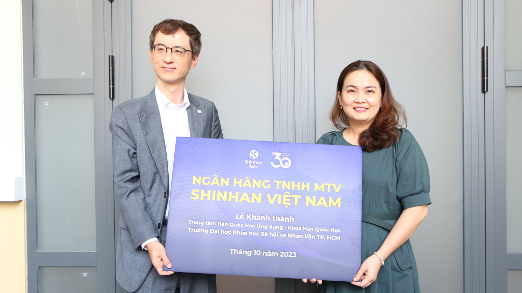 Trao bảng Khánh thành Văn phòng Trung tâm HQH - Ảnh: Trần Huỳnh