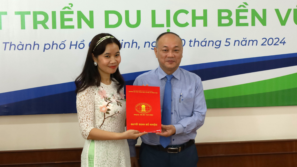 TS. Phan Thanh Định trao Quyết định bổ nhiệm cho PGS.TS.Nguyễn Thị Vân Hạnh - Ảnh: Ngọc Bích