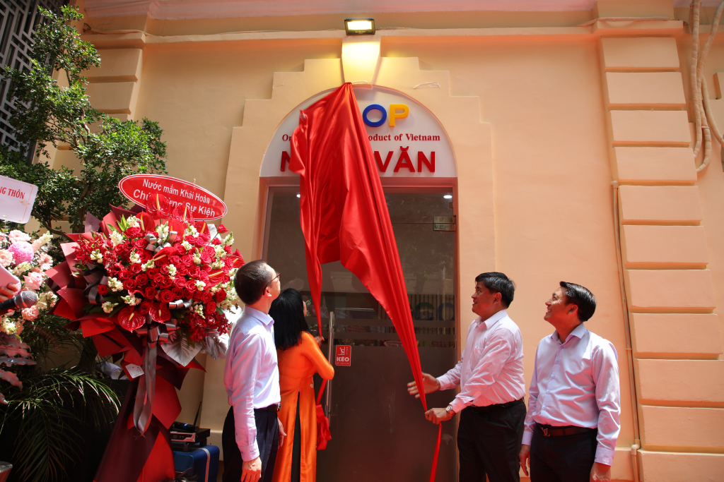 Nghi thức khánh thành Không gian OCOP Nhân văn - Ảnh: Lý Nguyên 