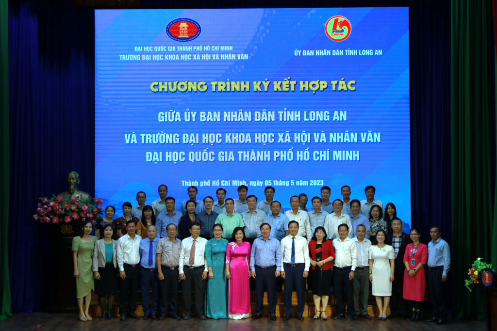 Toàn thể lãnh đạo UBND tỉnh Long An và giảng viên Nhà trường trong buổi ký kết hợp tác - Ảnh: Phạm Trí