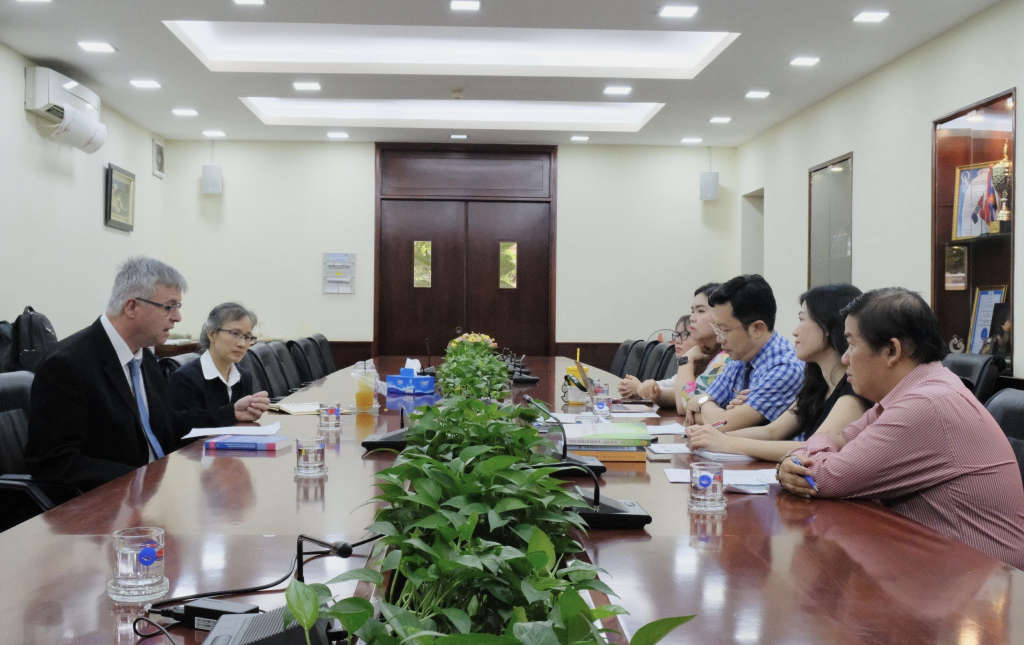 Buổi làm việc diễn ra tại phòng A.001, Trường ĐH KHXH&NV, ĐHQG-HCM cơ sở Đinh Tiên Hoàng, Quận 1 - Ảnh: Khánh Chi