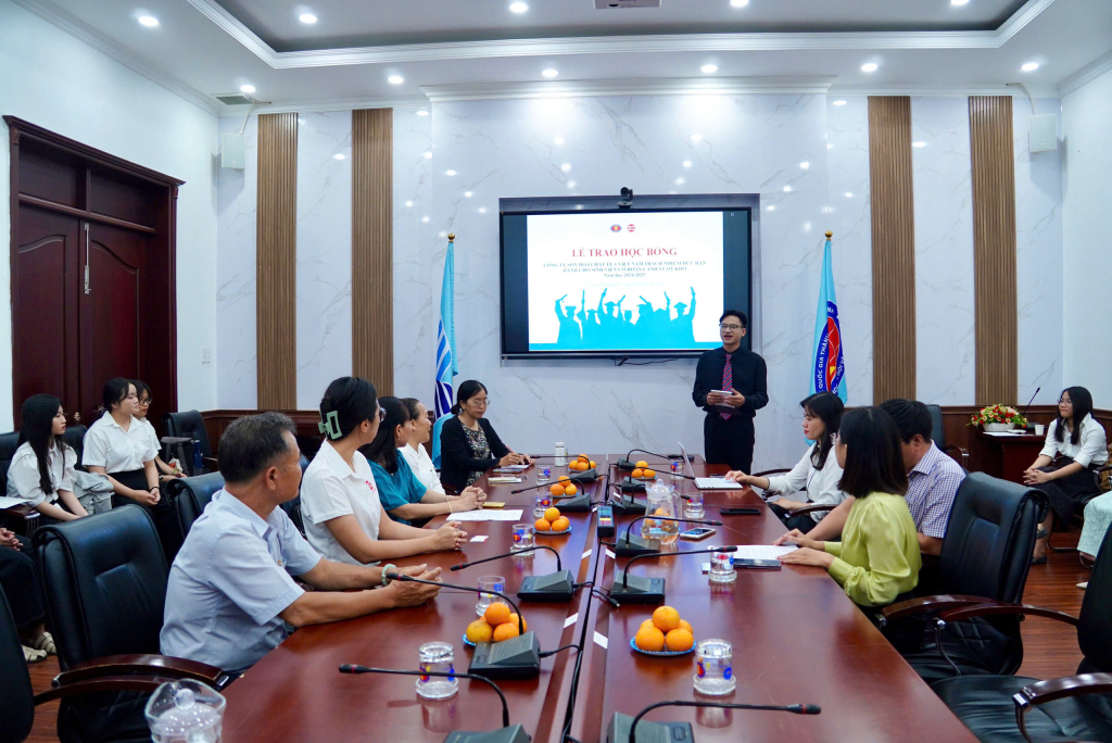 Toàn cảnh buổi lễ trao học bổng - Ảnh: KHÁNH MY