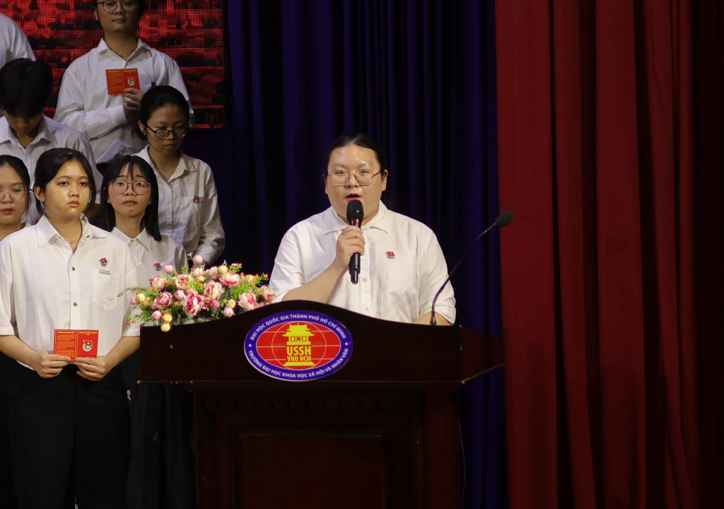 Đồng chí Đoàn An Nhiên - Chi Đoàn Văn học khóa 22 đã đại diện đọc Lời hứa đoàn viên - Ảnh: DIỄM QUỲNH