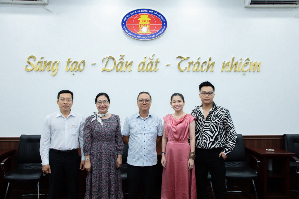 Ban Giám khảo chụp ảnh kỷ niệm sau buổi họp - Ảnh: Lý Nguyên